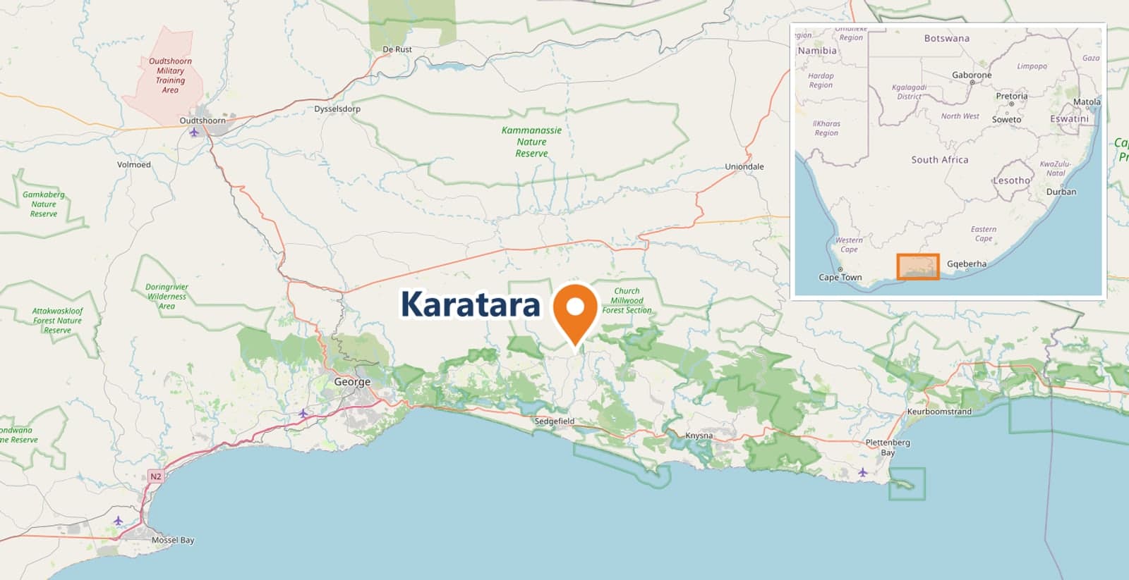 Kaart van de zuidkust van Zuid-Afrika, van Mosselbaai tot Plettenbergbaai. Een oranje speld staat bij Karatara, in het binnenland tussen George en Knysna, boven Sedgefield. Rechtsboven een klein kaartje van heel Zuid-Afrika met een kader om dit stuk kust, tussen Kaapstad en Gqeberha.